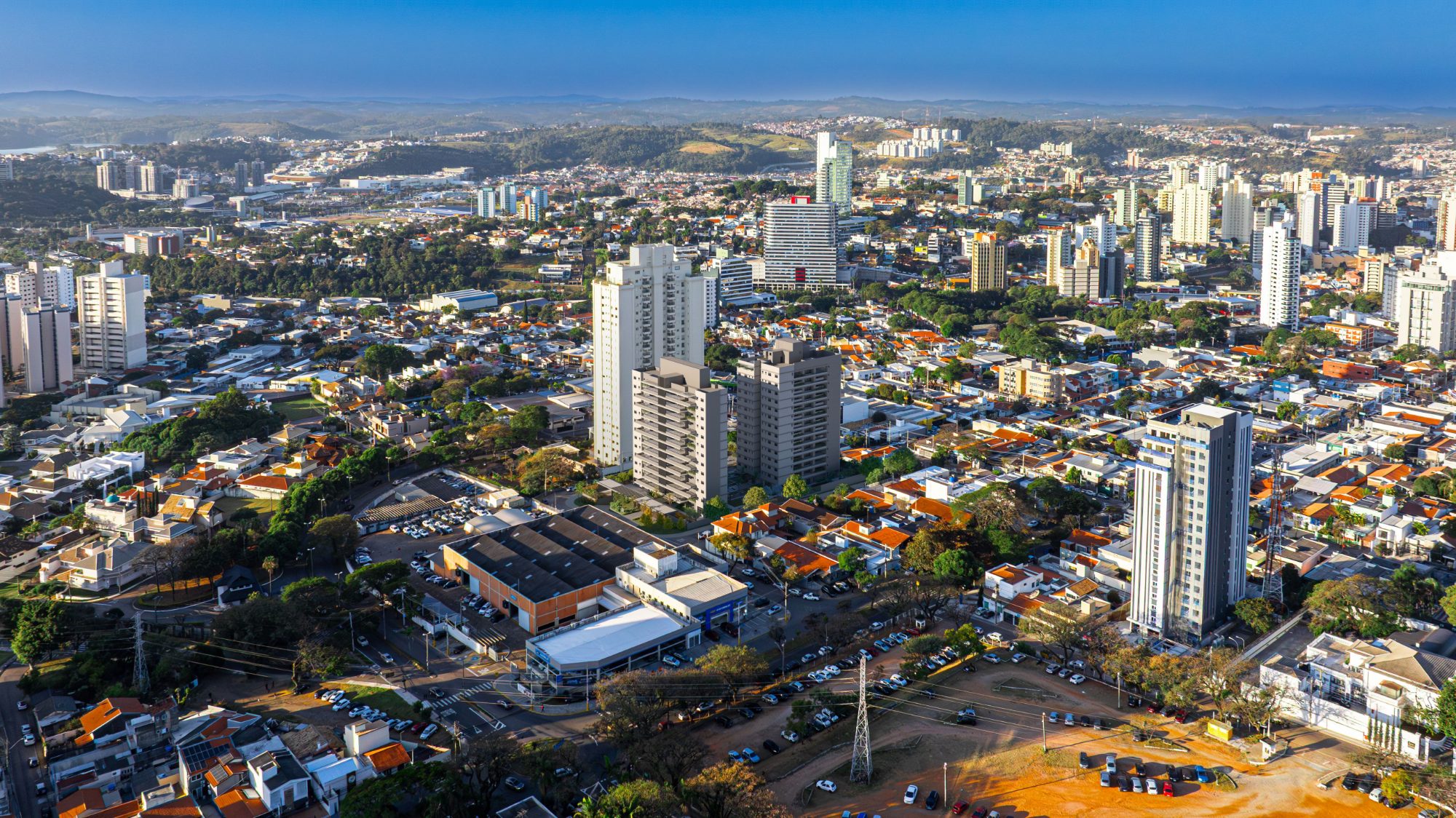 Vista aérea de Jundiaí mostrando a implantação do Auten Jundiaí no bairro Anhangabaú