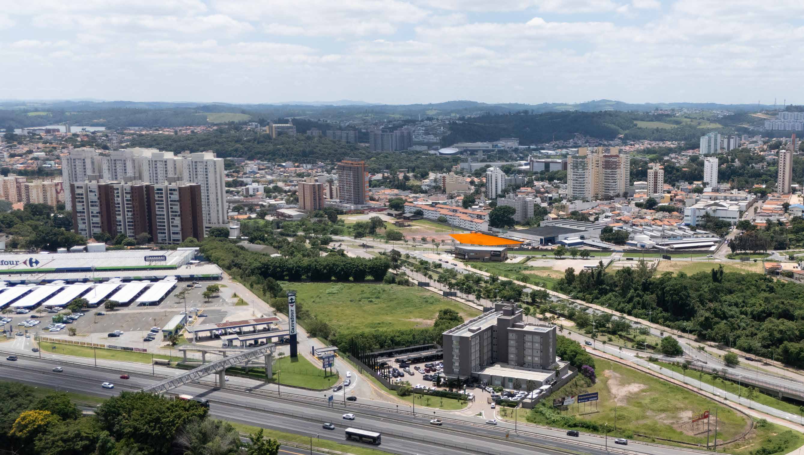 Vista aérea de Jundiaí com a Serra do Japi ao fundo e a localização do Doppio em Campos Elísios