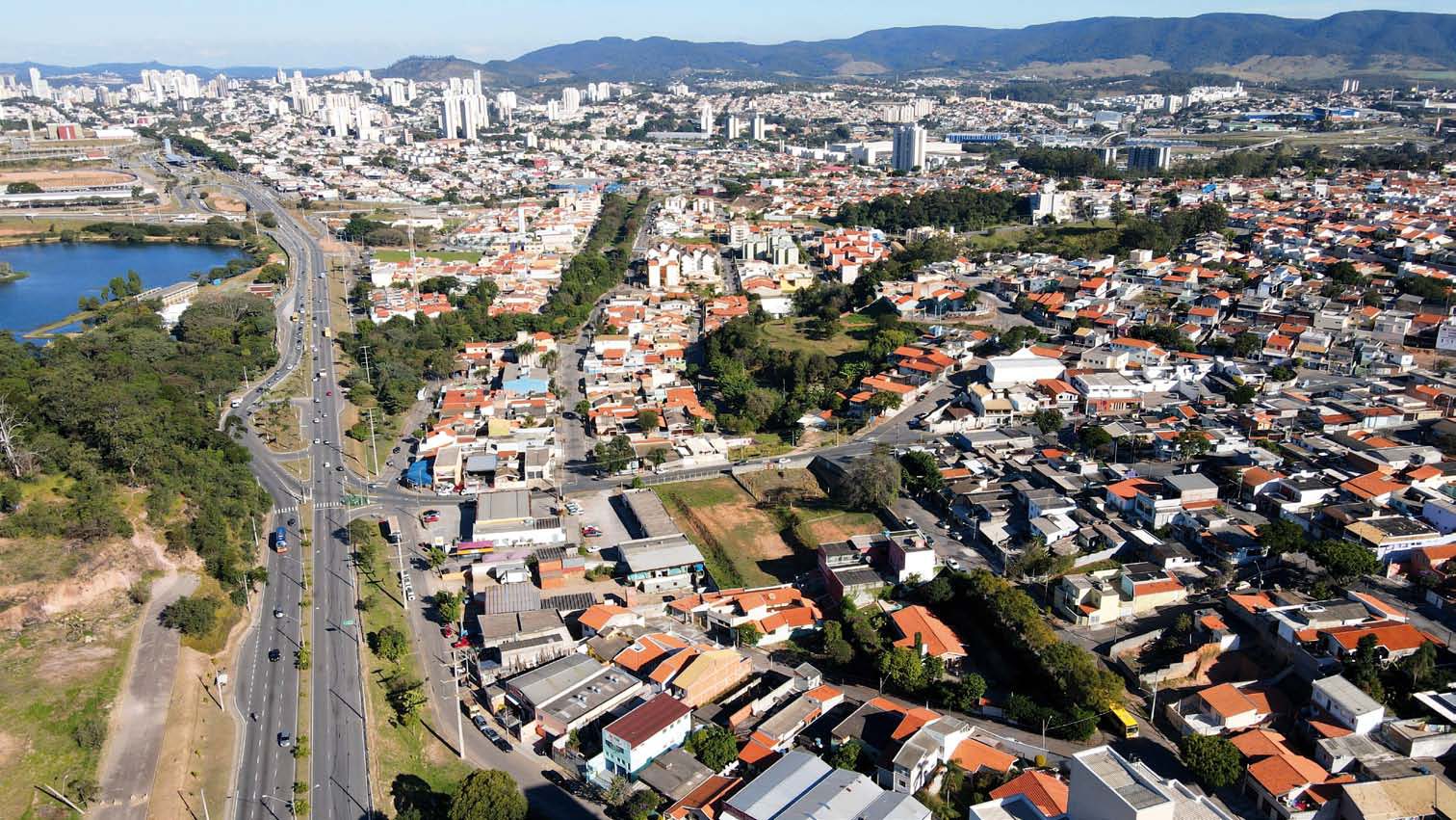 Foto aérea de Jundiaí, com a serra ao fundo