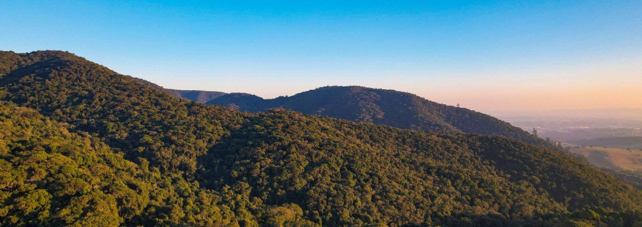 Vista aérea da Serra do Japi, exuberante remanescente de Mata Atlântica no interior de São Paulo