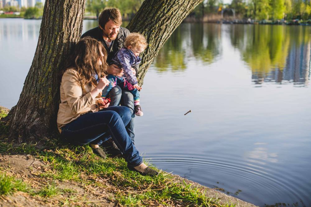 Família à beira do lago no Vistta Castanho